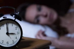 Žena koja pati od nesanice. Da li patio od nesanice ?Kako CBD ulje može da pomogne sa insomnijom? CBD ulje, insomnija, san