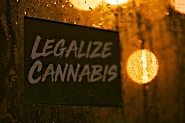 natpis o legalizaciji kanabisa