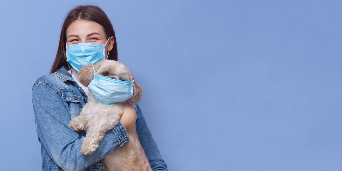 Vlasnica sa maskom zbog alergija na pse